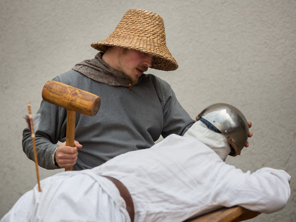 Narkose mit dem Holzhammer- der Medicus verriet Geheimnisse mittelalterlicher Medizin