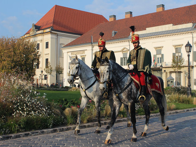 Berittene Wachen auf der Burg in Budapest