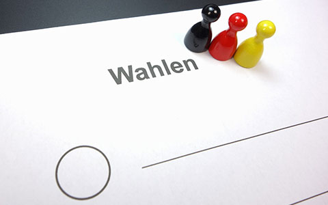 Wahlzettel mit schwarz-rot-gelbem Männchen