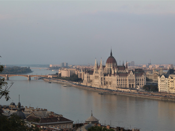 Blick vom Burgberg auf Budapest mit dem Parlament