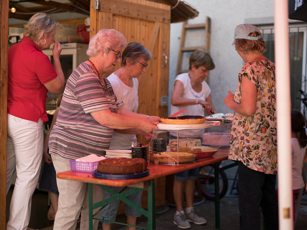 Landfrauen beim Kuchenverkauf