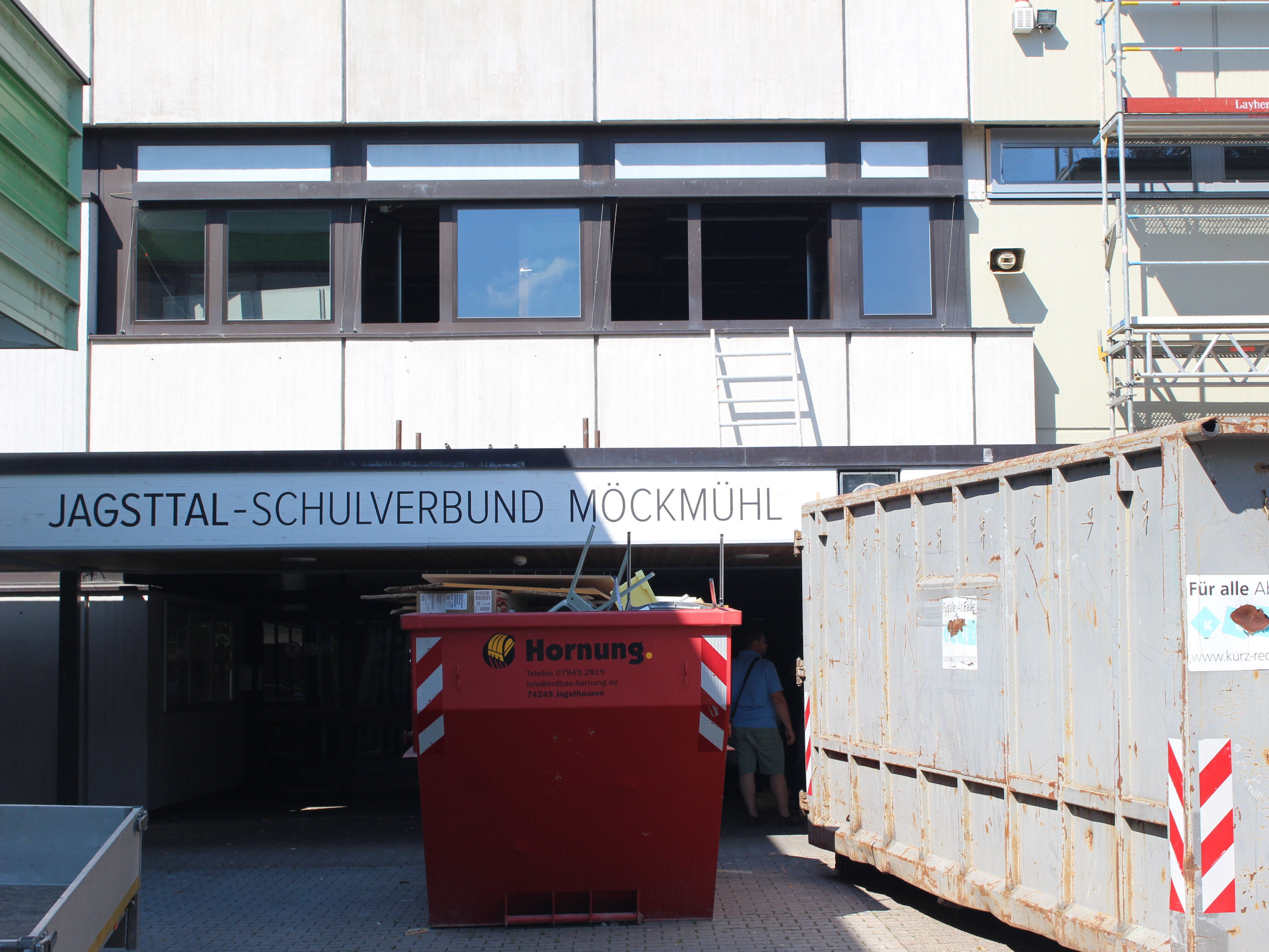 Jagsttal-Schulverbund Eingang mit Containern