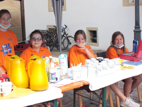 Der Förderverein der Grundschule bot am Sonntag Kaffee und Kuchen an - hier die fleißigen Helfer