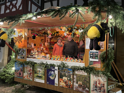 Familie Hartmann mit ihren Honigprodukten gehört zum Markt wie das Licht der Lichterketten