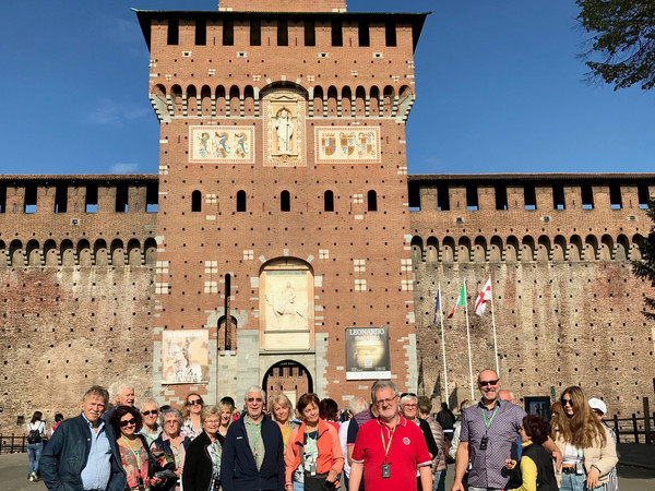 Die Gruppe vor dem Castello Sforzesco in Mailand