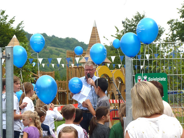 BM Ulrich Stammer eröffnete den Platz, umringt von Kindern und Familien