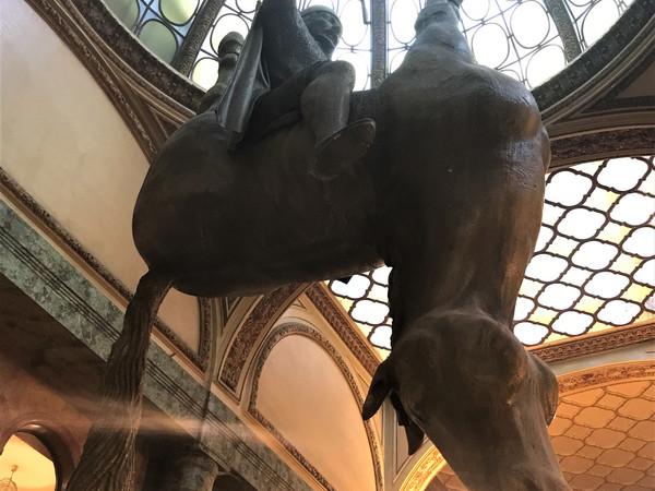 Persiflage auf das Reiterdenkmal des Heiligen Wenzel in der Lucerna Passage in Prag