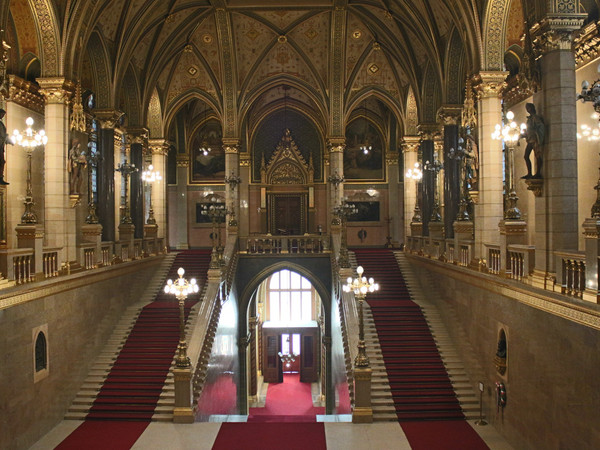 Blick in die Eingangshalle des Parlaments