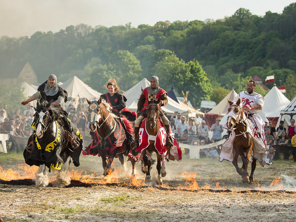 Die tapferen Ritter mit ihren furchtlosen Pferden beim Feuerritt